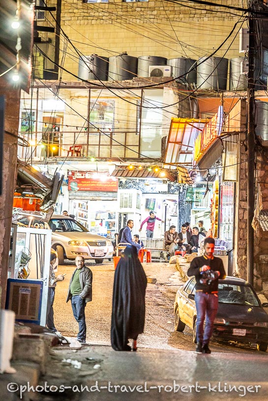 Eine irakische Frau läuft durch eine Straße in Kurdistan, Irak