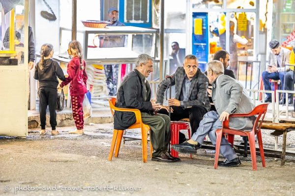 Drei Männer in einem Straßencafe in Akre, Kurdistan, Nordirak