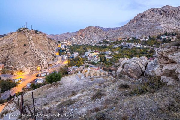 Die Stadt Akre in Kurdistan im Irak während der blauen Stunde