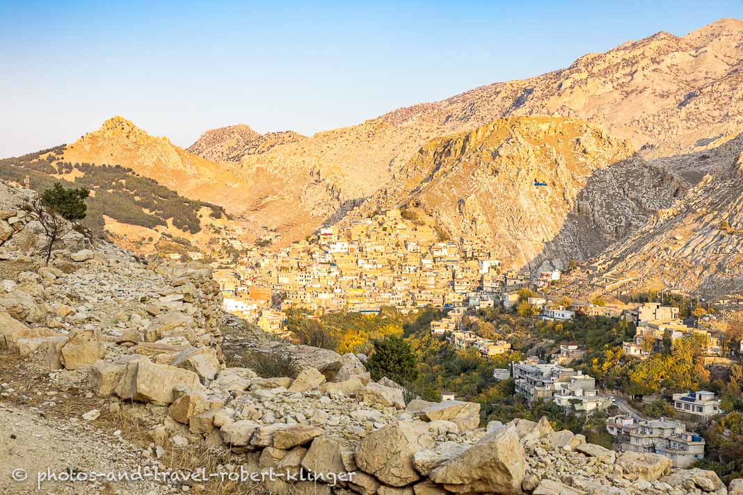 Die Stadt Akre in Kurdistan im Irak in der Morgensonne