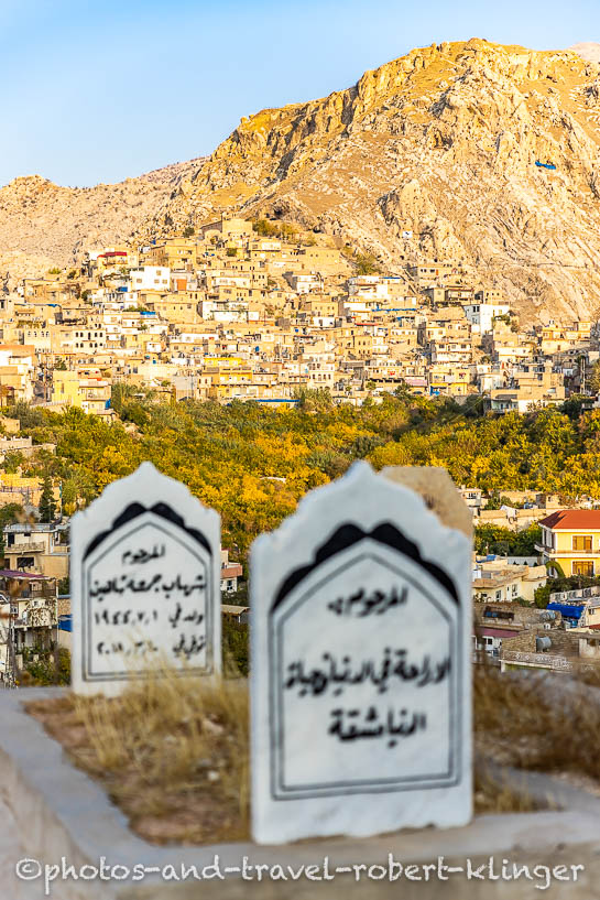 Die Stadt Akre und ein Friedhof in Kurdistan im Nordirak