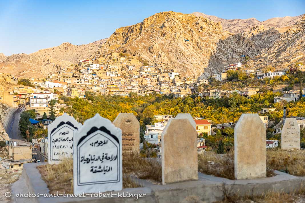 Querformat: Die Stadt Akre und ein Friedhof in Kurdistan im Nordirak