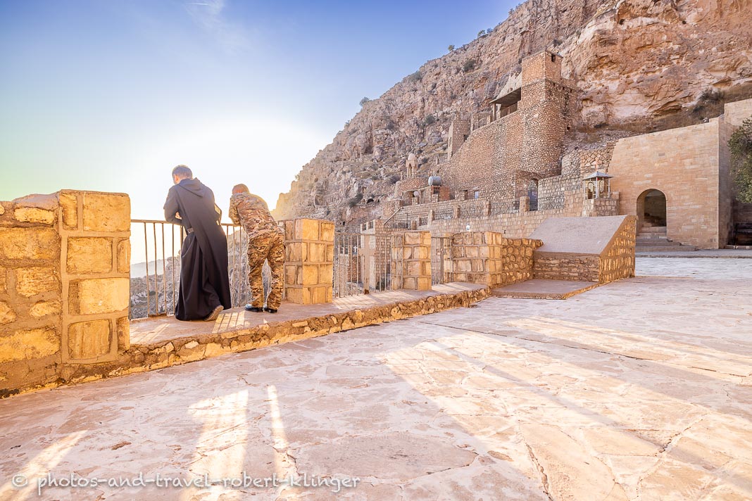 Ein Priester und ein Soldat im Kloster Rabban Hormizd, Alqosh, Ninawa, Irak