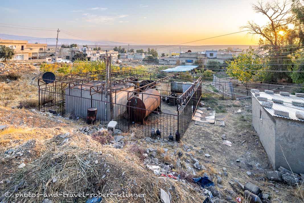 Ein großer Diesel Stromgenerator in einem Dorf im Irak