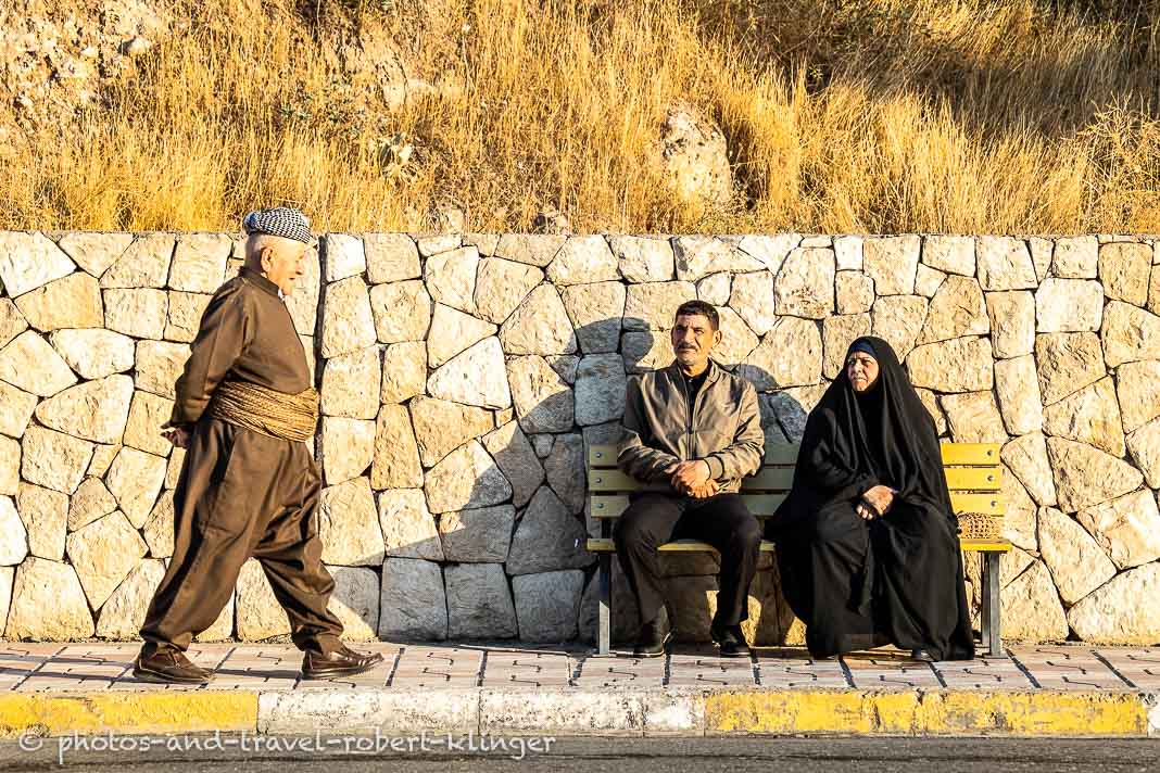 Menschen auf der Straße im Irak in Dohuk, Kurdistan