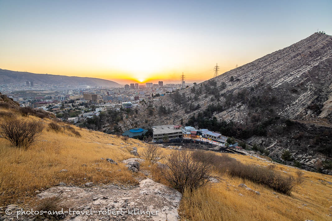 Ein Sonnenuntergang in der Stadt Dohuk im Nordirak