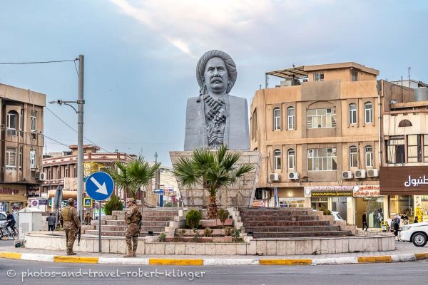 Eine Statue des kurdischen Politikers Masud Barzani in Erbil im Irak