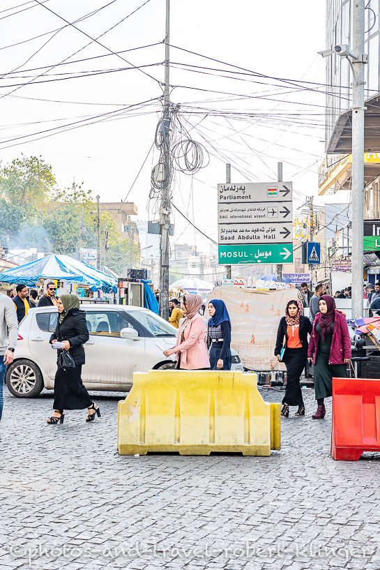Muslimische Frauen überqueren eine Straße in der Innenstadt von Erbil im Irak
