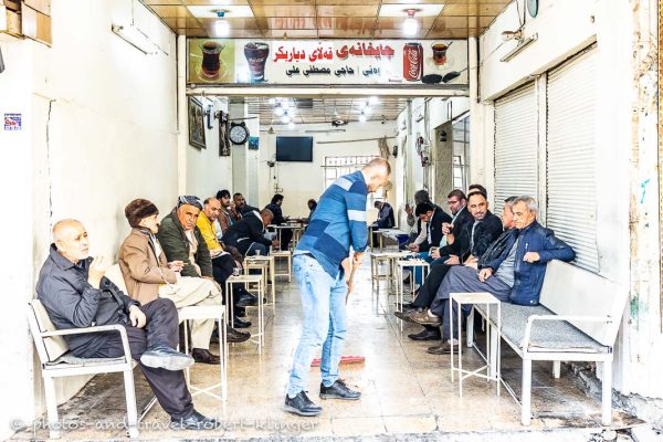 Ein Mann reinigt eine Teestube in Erbil im Irak
