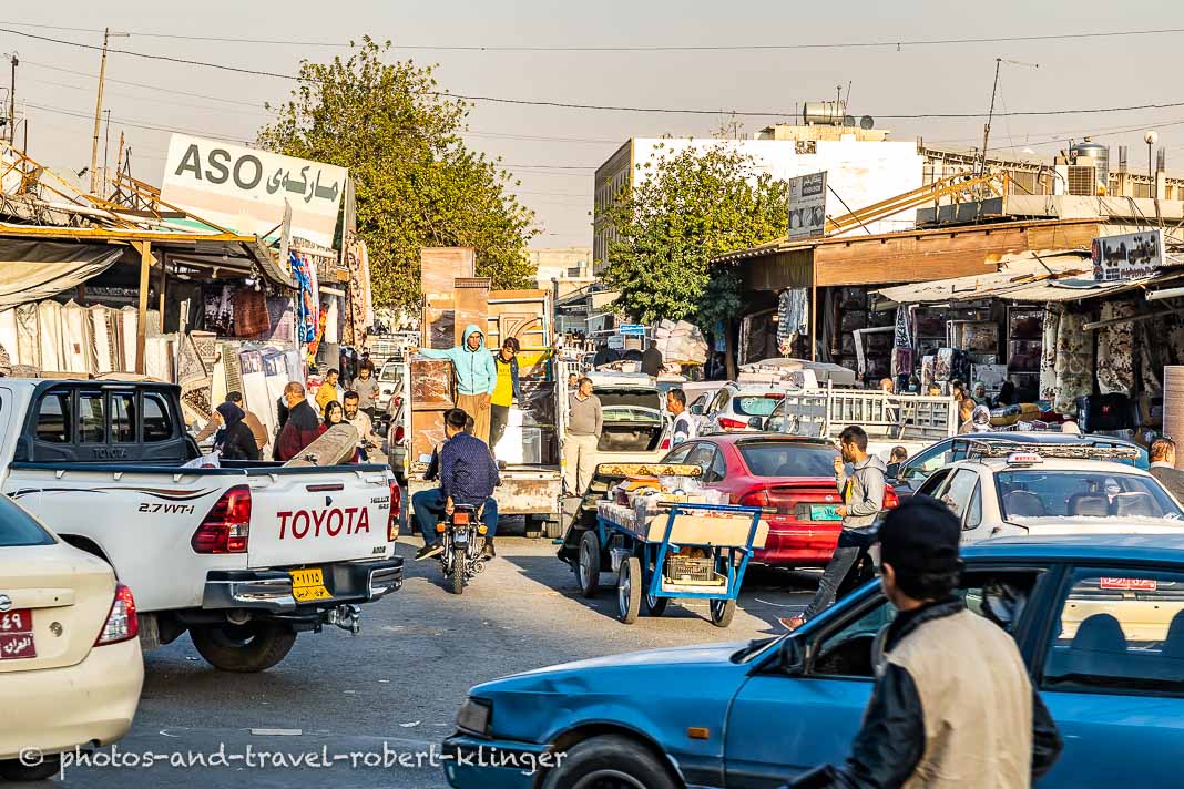 Straßenverkehr in Erbil im Irak