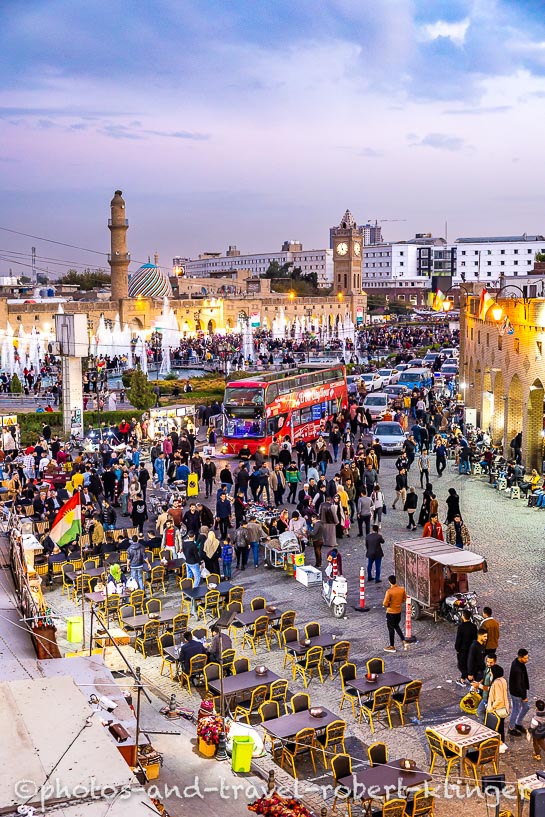 Die Straße vor dem Bazar von Erbil im Irak während der Dämmerung