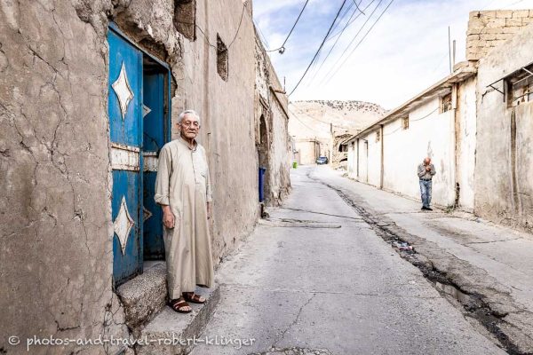 Ein Christ steht in Alqosh im Irak vor seinem Haus