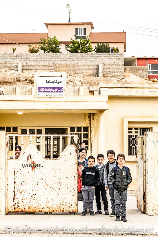 Kinder vor einer Schule in der autonomen Region Kurdistan im Irak