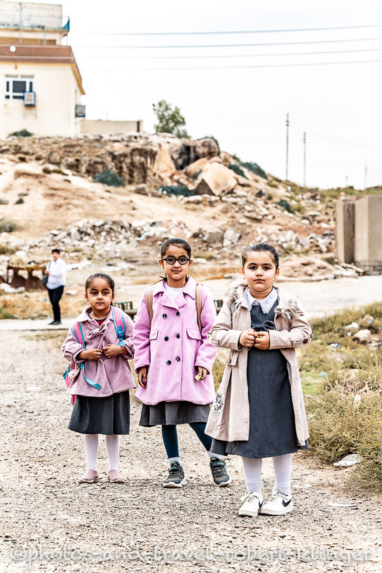 Kinder auf dem Weg in die Schule in einem Dorf im Irak