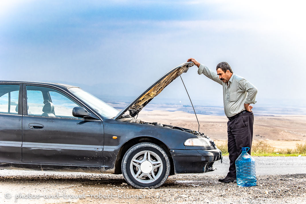 Ein Kurde hat eine Autopanne im Norden des Iraks