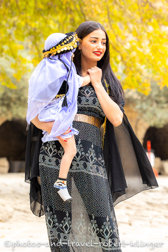 Eine Jesidin mit ihrem Kind im Lalish Tal in Kurdistan im Irak