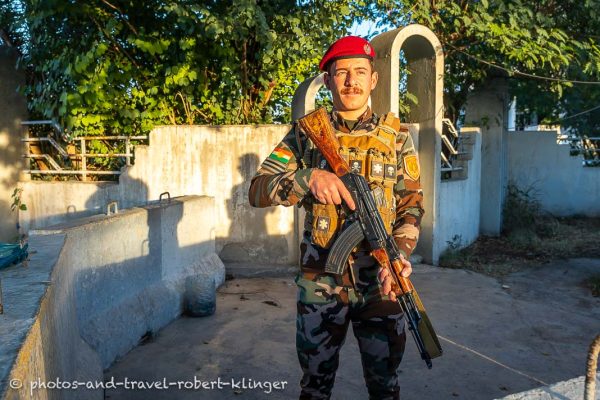 Ein Peschmerga Soldat mit einer vollautomatischen Waffe in Erbil in Kurdistan im Irak