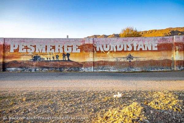 Graffitis zeigen die Peschmerga an einer Wand im Norden des Iraks in der autonomen Region Kurdistan