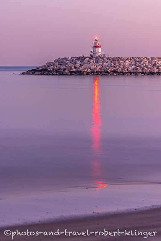 Der Leuchtturm der Stadt Karatas in der Türkei am Mittelmeer