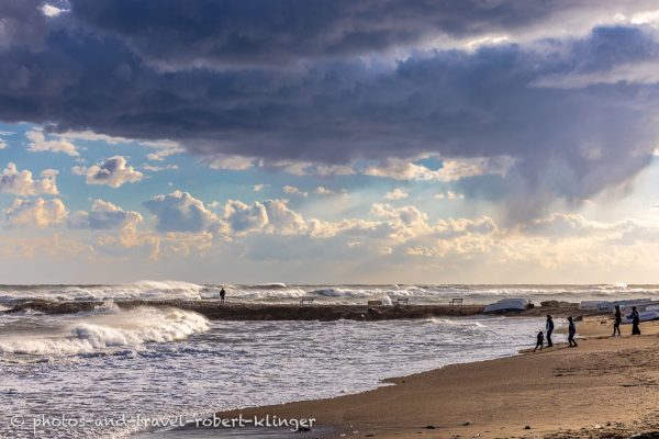 Eine stürmische Stimmung am Meer in der Türkei in Mersin