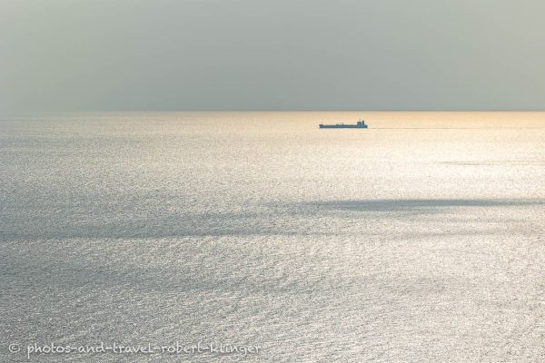 Ein Containerschiff vor der Mittelmeerküste in der Türkei