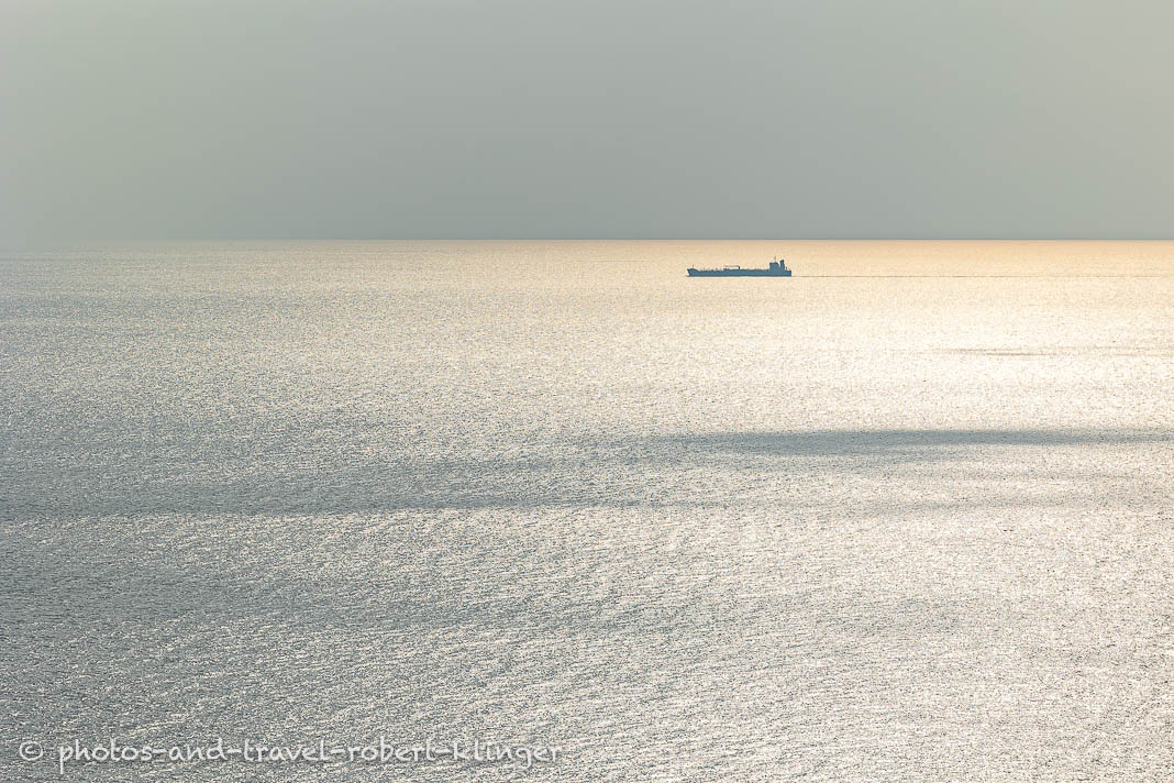 Ein Containerschiff vor der Mittelmeerküste in der Türkei