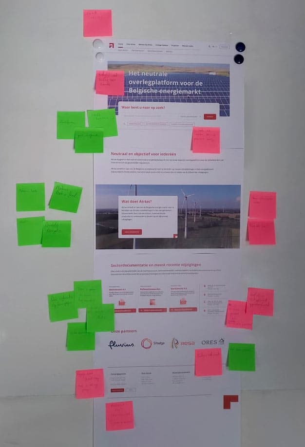 Results from a workshop, using post-its to indicate positive and improvements on the website design