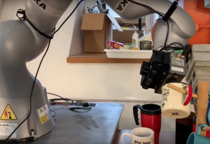 robot hangt mokken op MIT