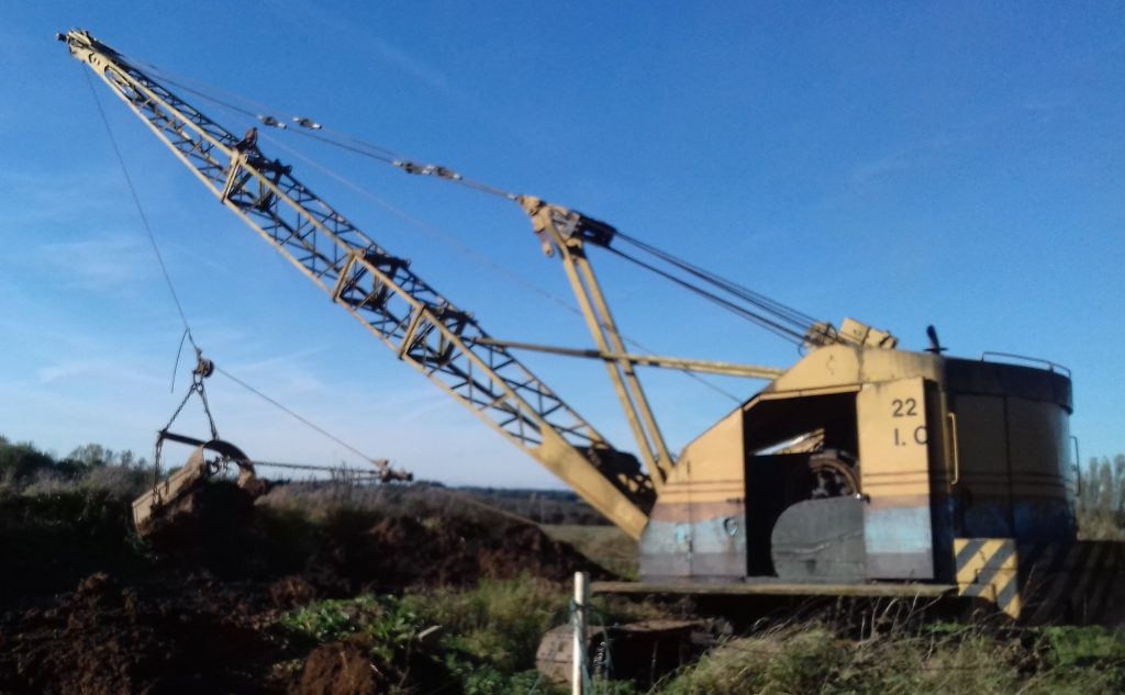 Our Ruston Bucyrus RB22 dragline excavatory working in the simulated quarry.