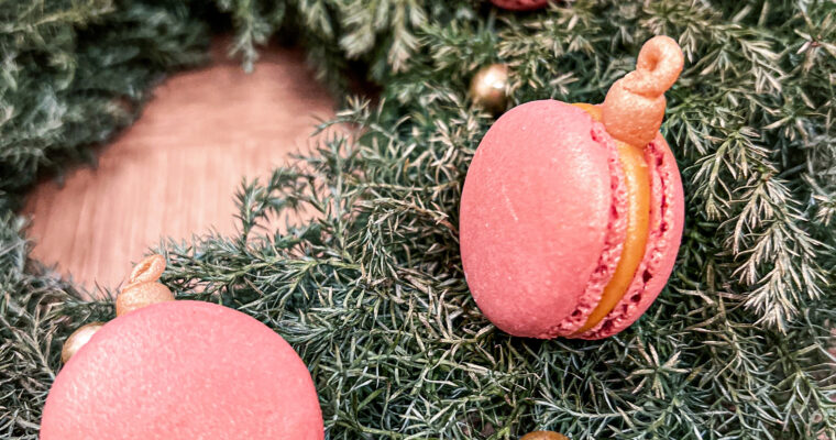 Skønne julekugle macarons med krydret ganache