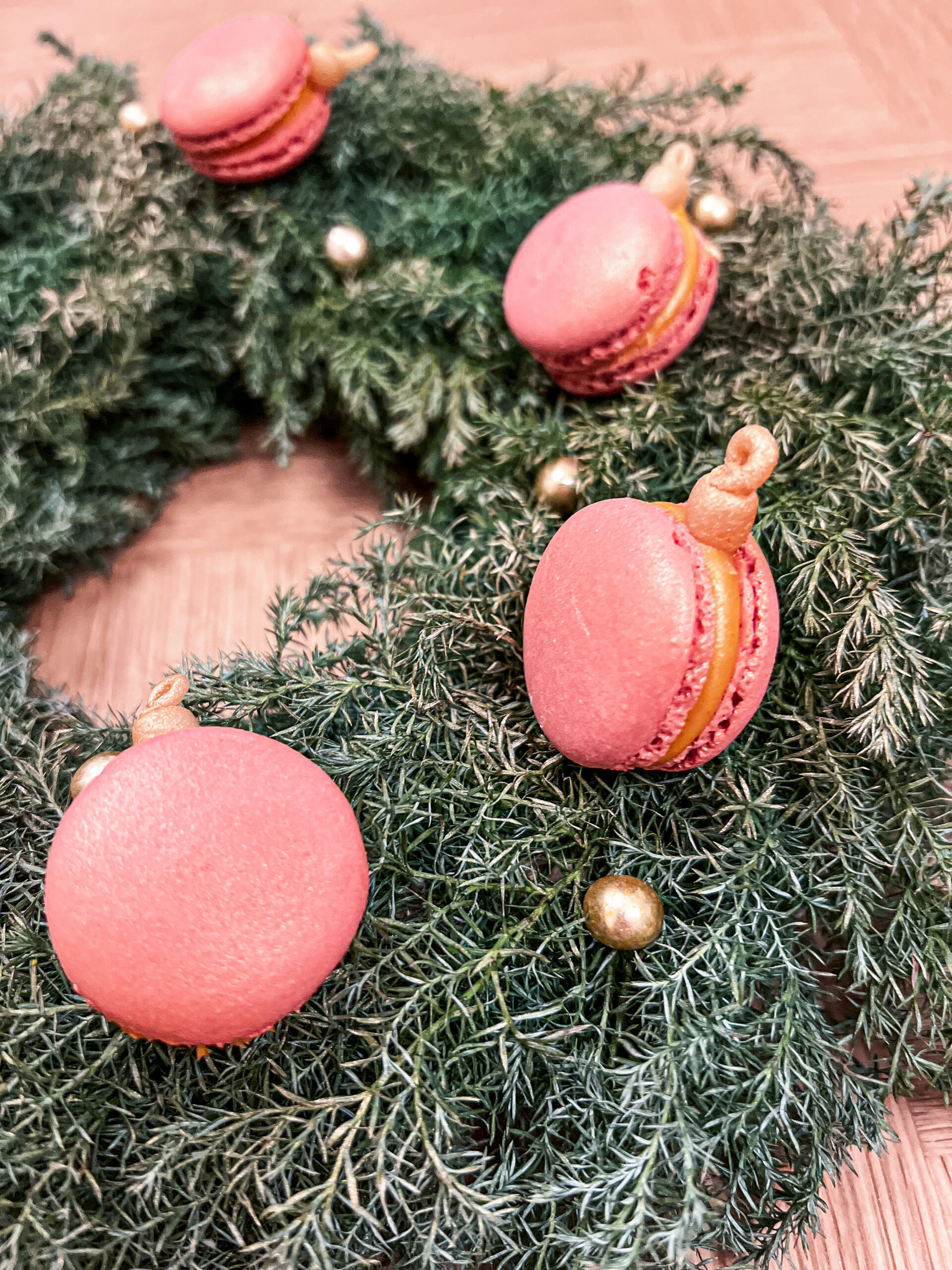 Skønne julekugle macarons med krydret ganache