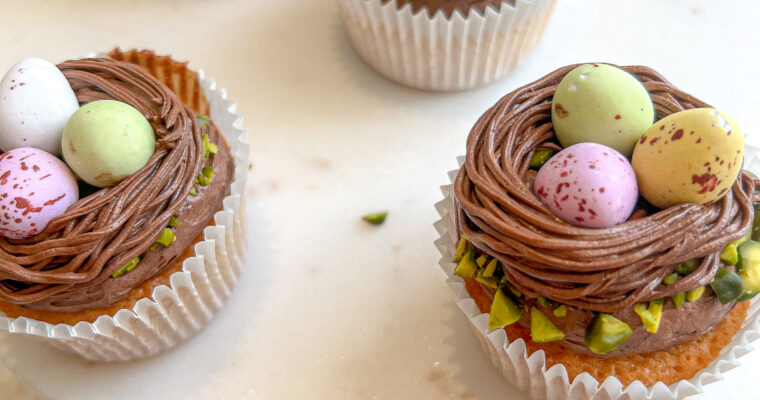 Påske cupcakes – Skønne makron muffins med chokolade frosting