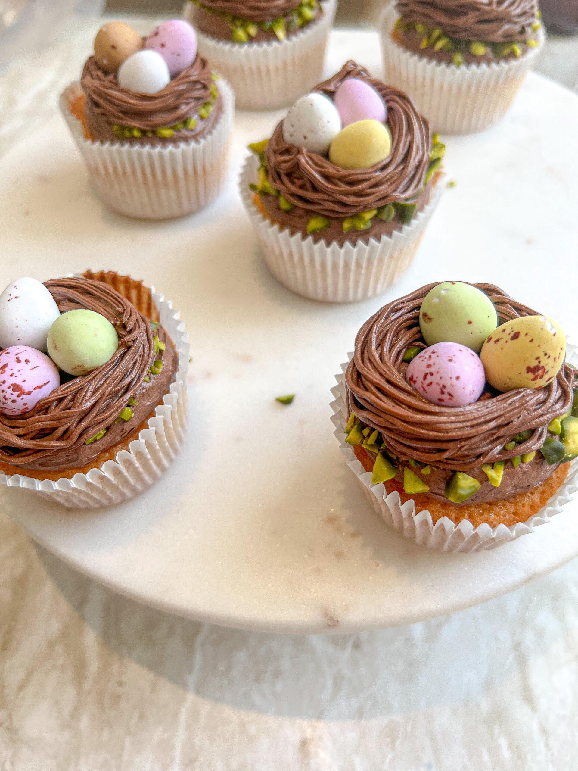 Påske cupcakes – Skønne makron muffins med chokolade frosting