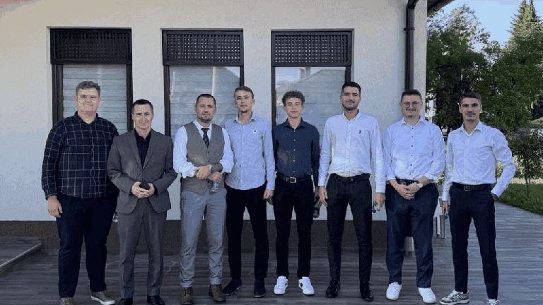 Učenici medrese predvodili džuma-namaz u povratničkim džematima ...