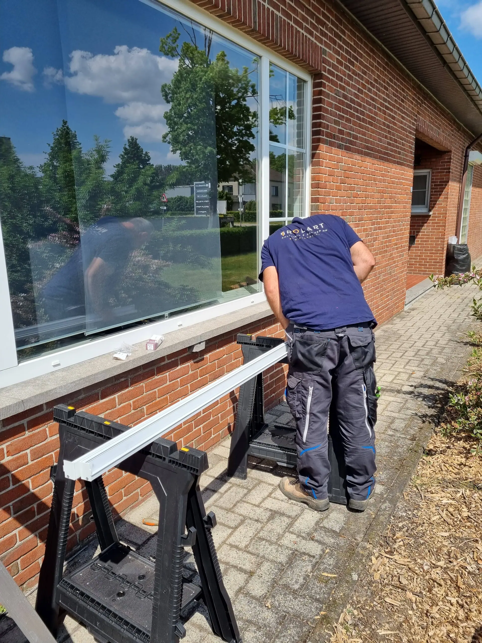 Installateur die zonwering screens plaatst – professionele montage van hoogwaardige screens