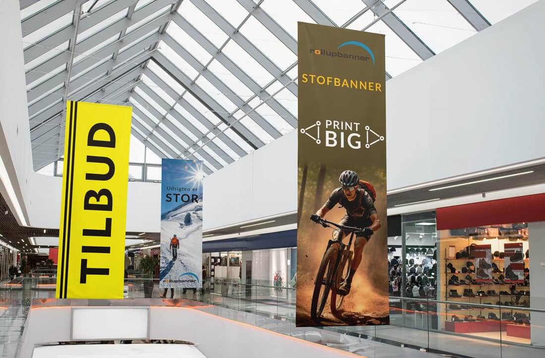 Hængende stofbannere i shoppingcenter