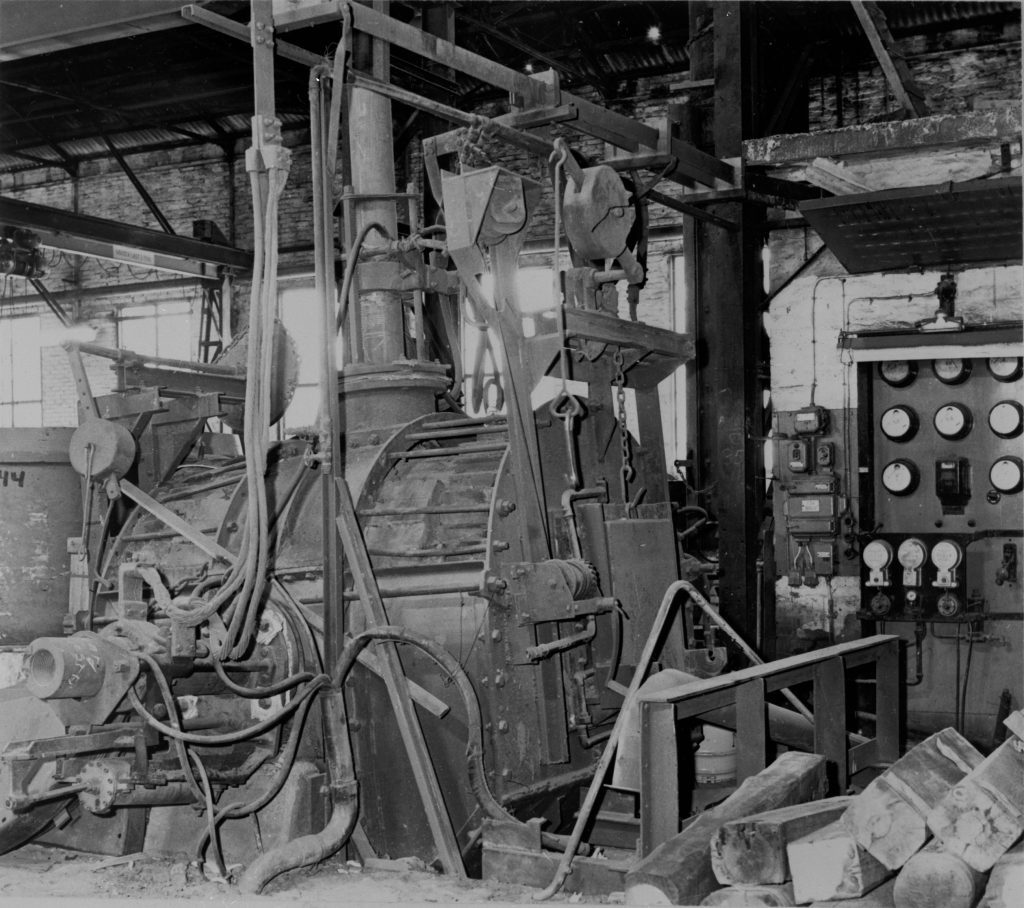 Elektrostålugn vid Avesta Jernverks AB, Rennerfelt-typ. Konstruerad av O. Stålhane 1917 där de första lyckade smältorna tillverkades 1924. Text och bild från Tekniska Muséets arkiv (TEKA0002342).