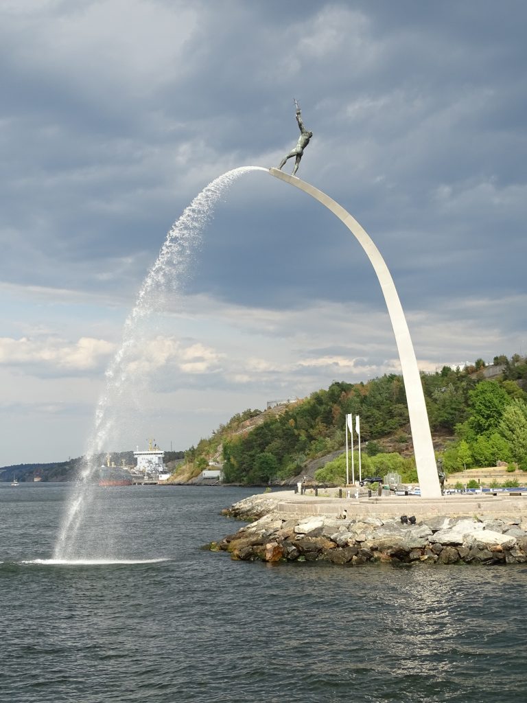 Millesbågen, Nacka Strand utförd i det rostfria stålet 254 SMO som utvecklats i Avesta..