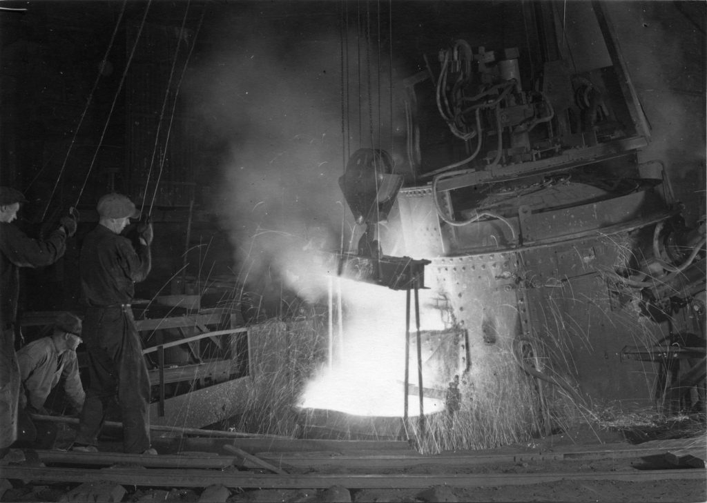 Hagfors bruk. Ståltappning vid en fyra tons elektrostålugn av Rennerfeldttyp. Foto ca. 1931.