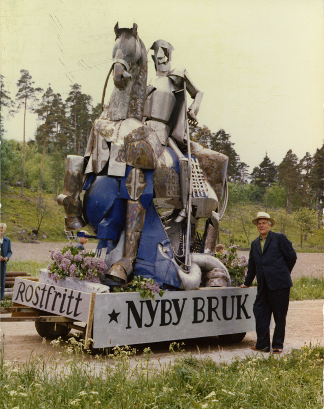 Allan Ebeling med sin skulptur, Olof den Helige. Uppsattes vid Sörmland-Närkes Nation i Uppsala och invigdes 29:de oktober 1960. Bild från: ___________