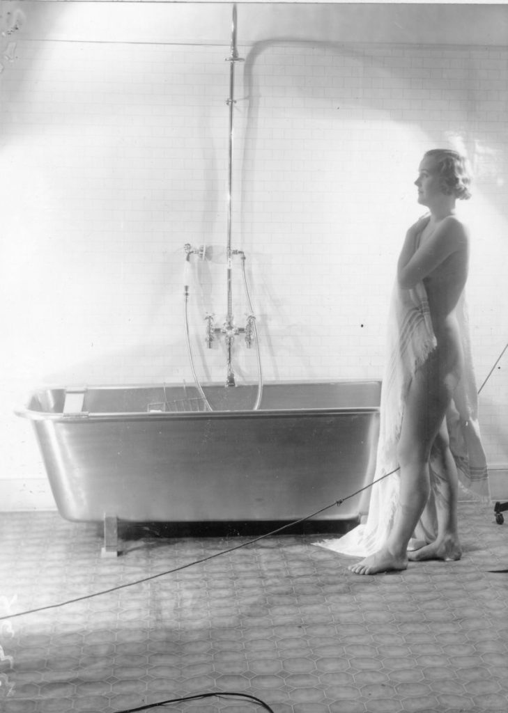Modell med badkar av rostfritt stål, 1935. 