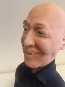 Statuina di uomo con maglia