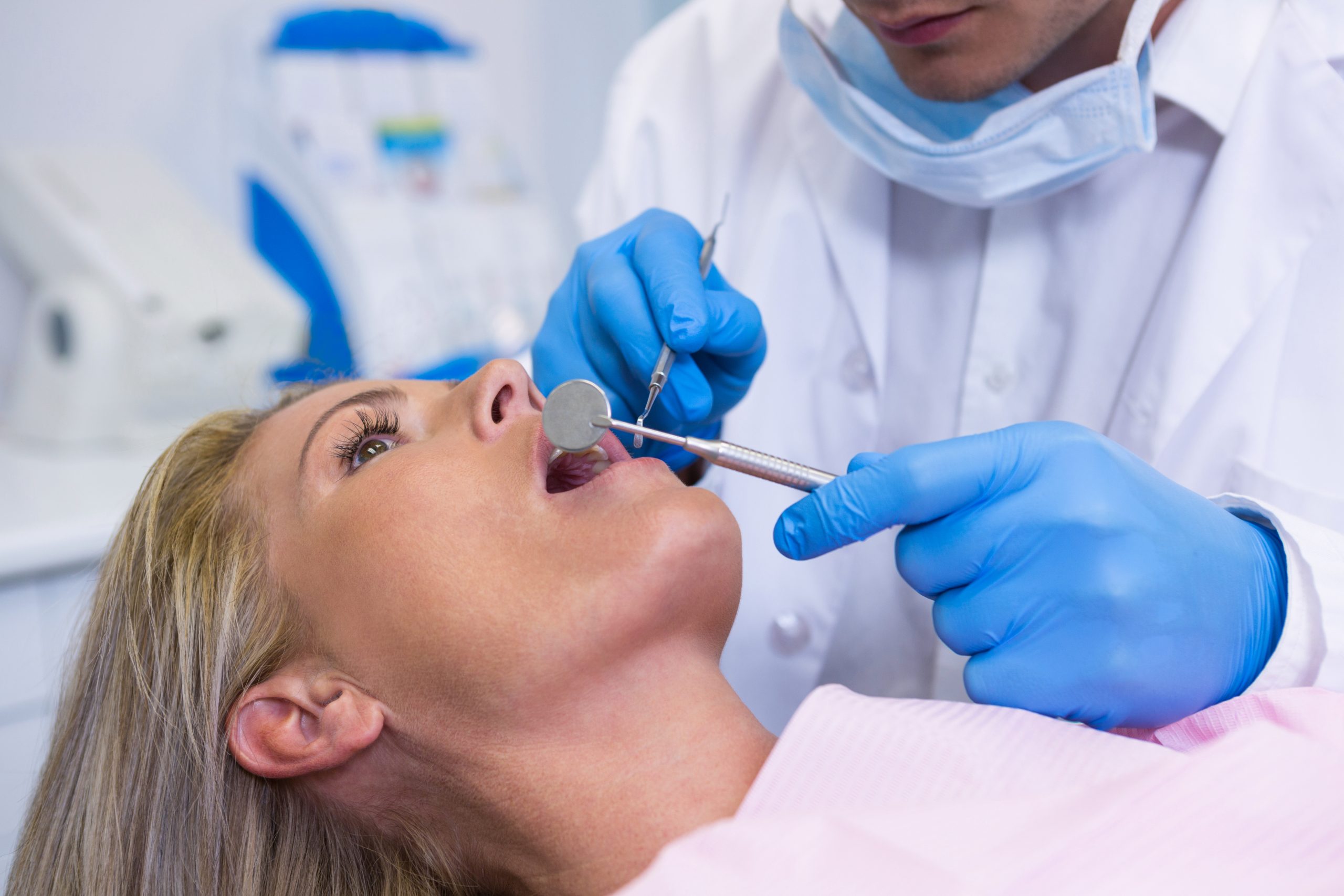 dentist-examining-young-woman-at-medical-clinic-2021-08-28-16-46-08-utc De Mare tanden bleken