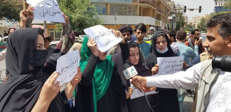 Afghan women take to the streets to defy Taliban