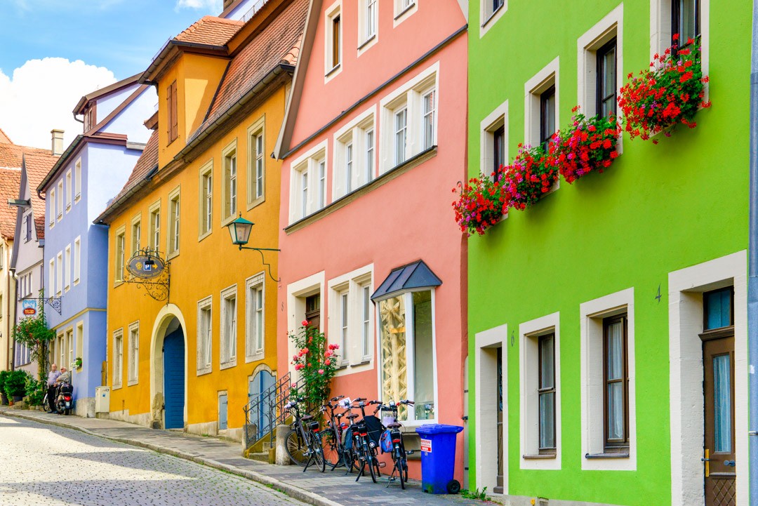 Pastellfärgade hus på rad  i Rothenburg ob der Tauber