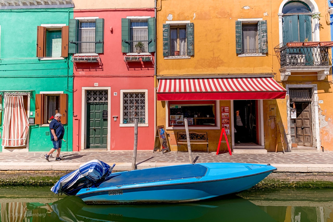 Man på promenad i Burano - Venedig - Italien