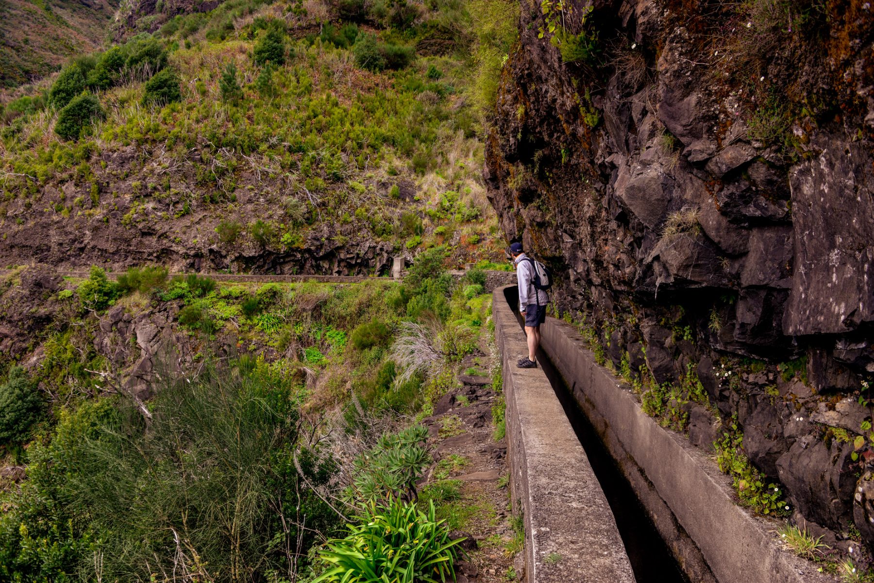 Smala passager utefter Levada das Rabacas - Madeira