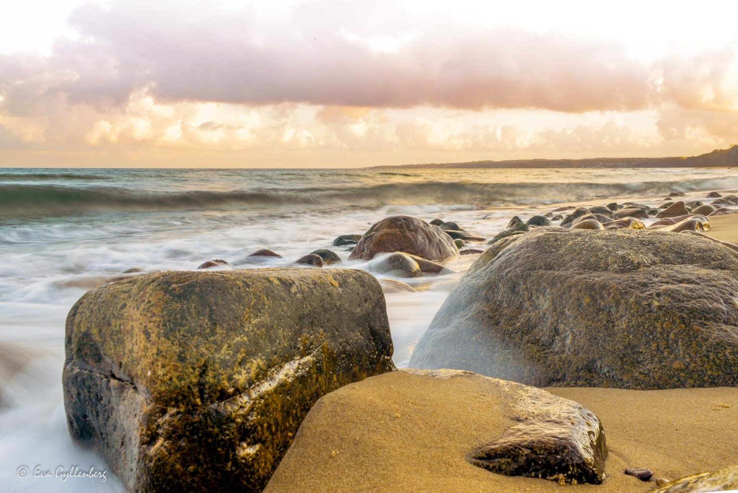 Stenar på stranden vid Stenshuvud - Österlen