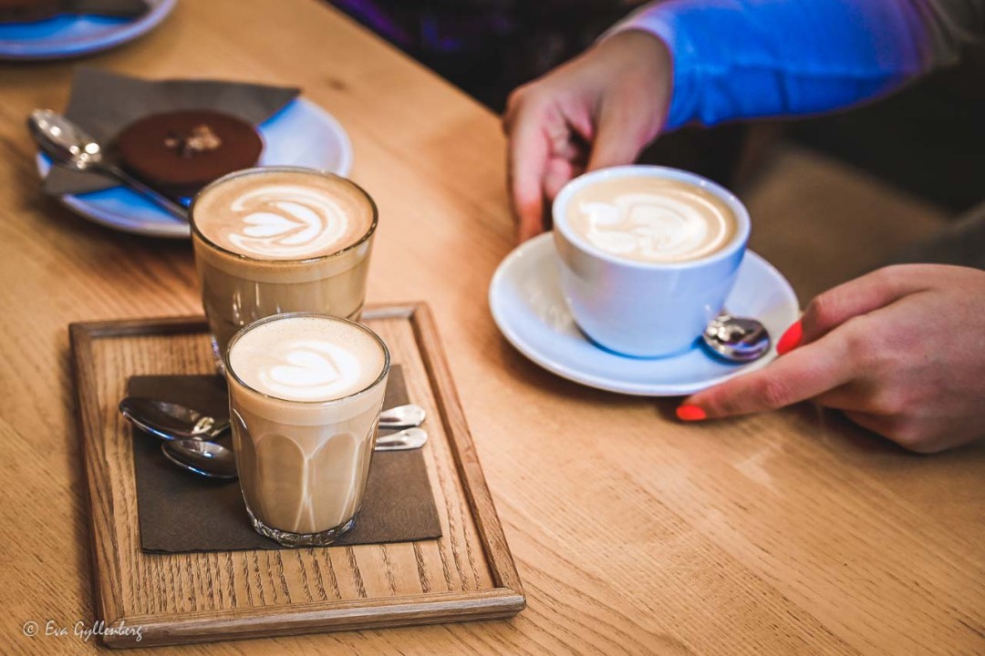 tre kaffe med vackra mjölkmönster