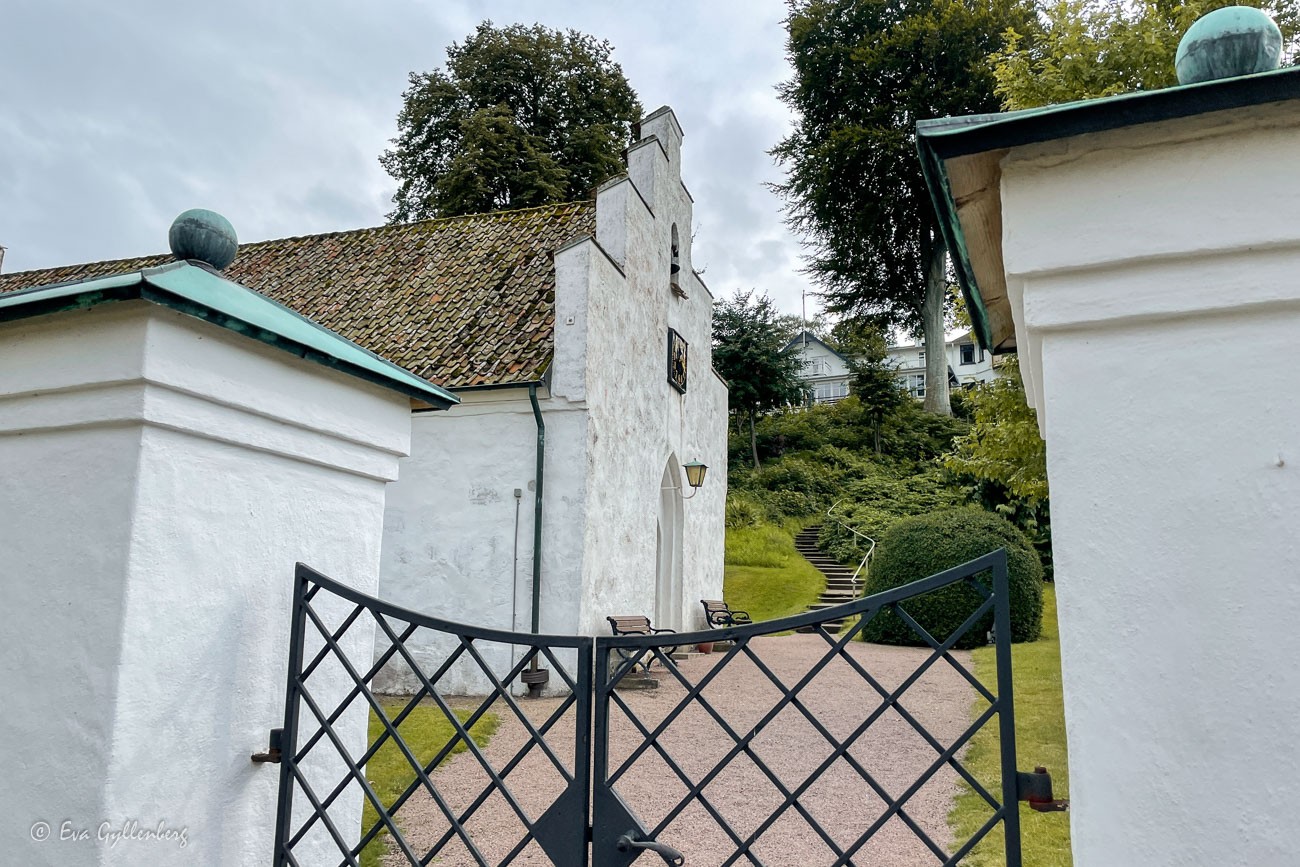 Arild's chapel graveyard and gates